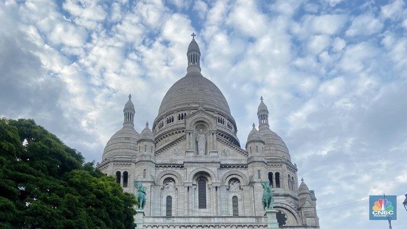 Menikmati Basilika Sacré-Cœur di Puncak Gunung Montmartre, Wisata Prancis Tempat Sejoli 'Menggembok' Cinta. (CNBC Indonesia/Seft Oktarianisa)