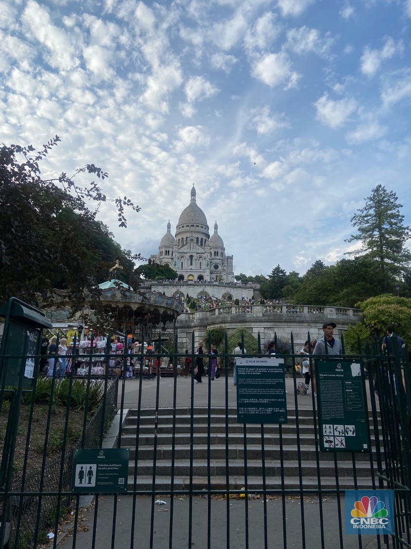 Menikmati Basilika Sacré-Cœur di Puncak Gunung Montmartre, Wisata Prancis Tempat Sejoli 'Menggembok' Cinta. Menikmati Basilika Sacré-Cœur di Puncak Gunung Montmartre, Wisata Prancis Tempat Sejoli 'Menggembok' Cinta. (CNBC Indonesia/Seft Oktarianisa)