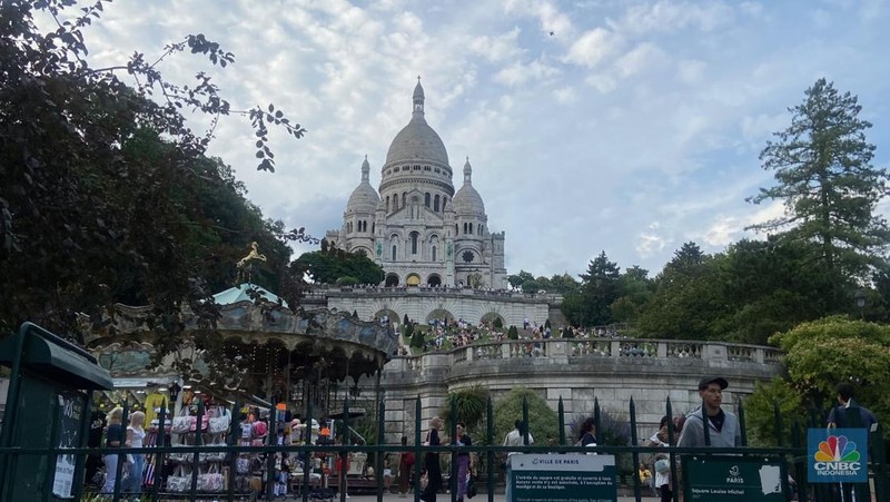 Menikmati Basilika Sacré-Cœur di Puncak Gunung Montmartre, Wisata Prancis Tempat Sejoli 'Menggembok' Cinta. (CNBC Indonesia/Seft Oktarianisa)