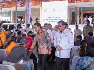 Menaker Dampingi Wapres Tinjau Penyaluran BSU di Kantor Pos Fatmawati