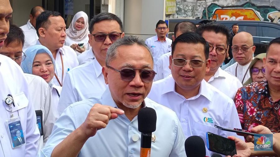 Menteri Koordinator Bidang Pangan, Zulkifli Hasan (Zulhas) saat ditemui di Kantor Pos Fatmawati, Jakarta, Jumat (18/7/2025). (CNBC Indonesia/Martyasari Rizki)
