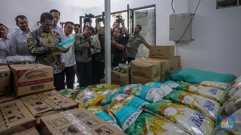Warga membeli beras program Stabilisasi Pasokan dan Harga Pangan (SPHP) saat kegiatan Gerakan Pangan Murah di Kantor Pos Fatmawati, Jakarta, Jumat (18/7/2025). (CNBC Indonesia/Faisal Rahman) Warga membeli beras program Stabilisasi Pasokan dan Harga Pangan (SPHP) saat kegiatan Gerakan Pangan Murah di Kantor Pos Fatmawati, Jakarta, Jumat (18/7/2025). (CNBC Indonesia/Faisal Rahman)