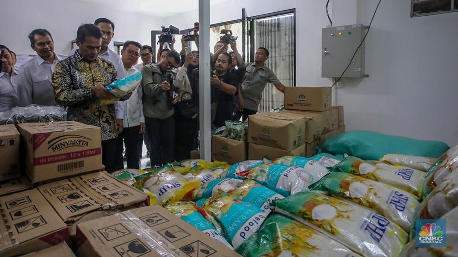 Warga membeli beras program Stabilisasi Pasokan dan Harga Pangan (SPHP) saat kegiatan Gerakan Pangan Murah di Kantor Pos Fatmawati, Jakarta, Jumat (18/7/2025).  (CNBC Indonesia/Faisal Rahman)