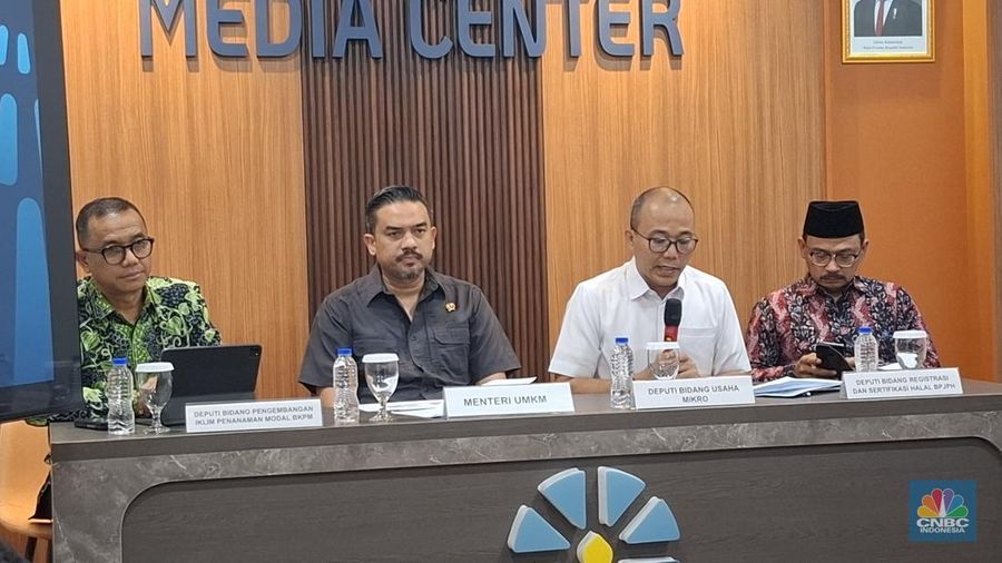 Menteri UMKM Maman Abdurrahman dalam konferensi pers di Gedung Kementerian UMKM, Jumat (18/7/2025). (CNBC Indonesia/Chandra)