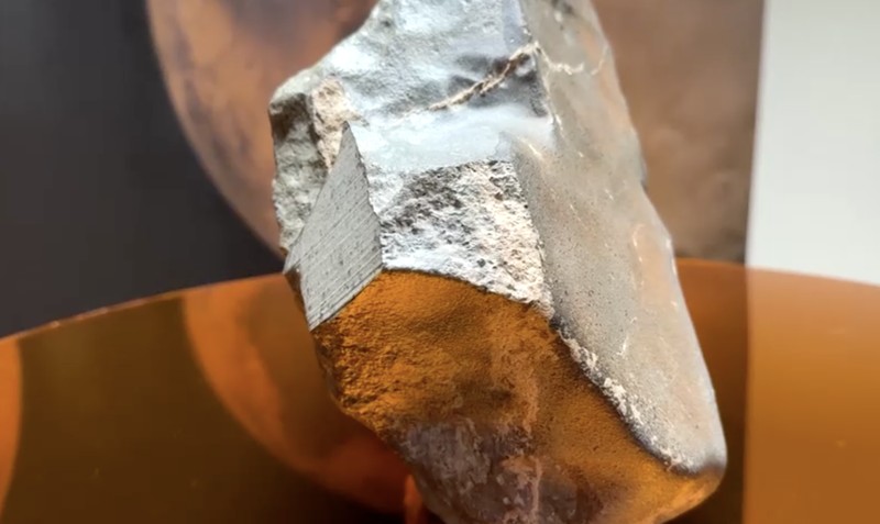 FILE PHOTO: Meteorit NWA 16788, potongan Mars terbesar yang diketahui di Bumi, dipamerkan dalam pratinjau pers lelang Sotheby’s Natural History di New York City, AS, 8 Juli 2025. REUTERS/Eduardo Munoz/Foto Arsip