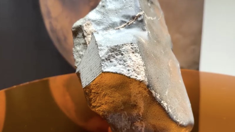 FILE PHOTO: Meteorit NWA 16788, potongan Mars terbesar yang diketahui di Bumi, dipamerkan dalam pratinjau pers lelang Sotheby’s Natural History di New York City, AS, 8 Juli 2025. REUTERS/Eduardo Munoz/Foto Arsip