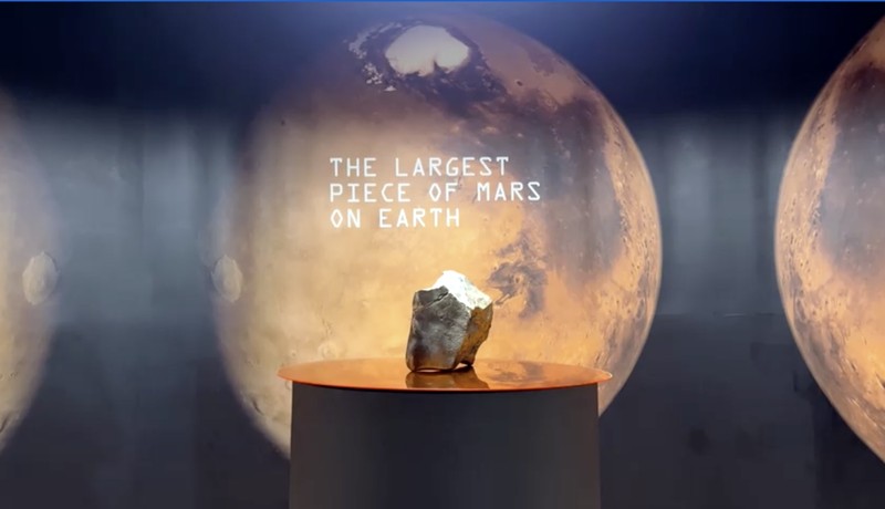 FILE PHOTO: Meteorit NWA 16788, potongan Mars terbesar yang diketahui di Bumi, dipamerkan dalam pratinjau pers lelang Sotheby’s Natural History di New York City, AS, 8 Juli 2025. REUTERS/Eduardo Munoz/Foto Arsip