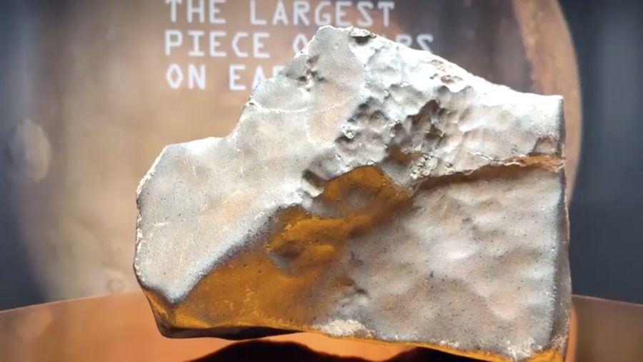 Meteorit NWA 16788, potongan Mars terbesar yang diketahui di Bumi, dipamerkan dalam pratinjau pers lelang Sotheby’s Natural History di New York City. (Reuters TV)