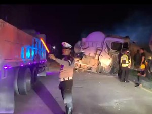 Truk Muat Semen Terbalik di Poros Barru-Pangkep gegara Hindari Mobil Parkir