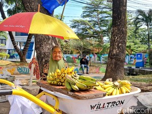 Pilu! Nenek Penjual Pisang di Palembang Dibayar Pakai Uang Palsu