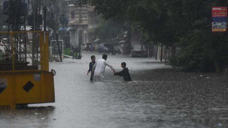 Hujan deras yang mengguyur Provinsi Punjab, Pakistan, menewaskan sedikitnya 63 orang dan melukai hampir 300 orang. (Reuters TV)