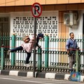Viral Pagar Hijau Stasiun Cikini Dilompati Penumpang KRL, KAI 