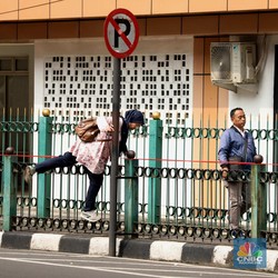 Viral Pagar Hijau Stasiun Cikini Dilompati Penumpang KRL, KAI