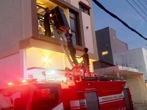 Damkar Diminta Pindahkan Kulkas dari Lantai 1 ke Lantai 2 Rumah Warga