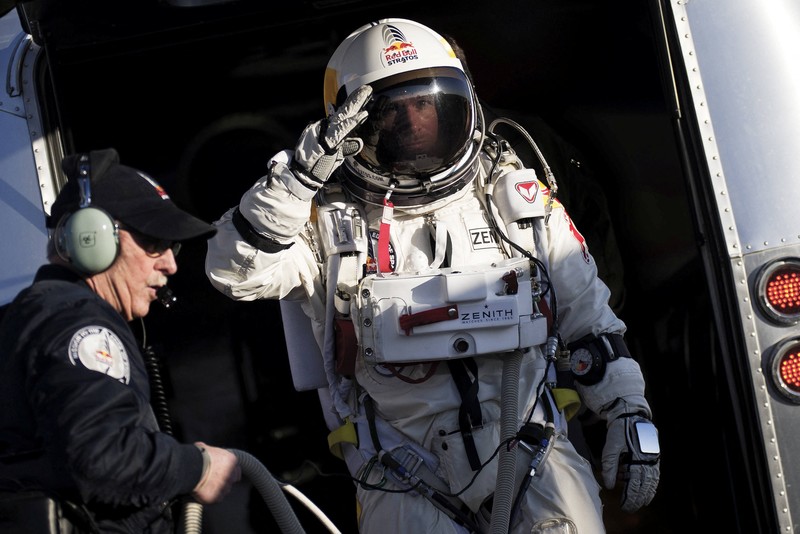 Pilot Felix Baumgartner dari Austria berjalan ke kapsul selama uji terbang berawak pertama untuk Red Bull Stratos di Roswell, New Mexico, AS, 15 Maret 2012 yang diperoleh Reuters pada 17 Juli 2025. (Joerg Mitter/Red Bull Content Pool/Handout via REUTERS)