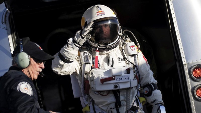 Pilot Felix Baumgartner dari Austria berjalan ke kapsul selama uji terbang berawak pertama untuk Red Bull Stratos di Roswell, New Mexico, AS, 15 Maret 2012 yang diperoleh Reuters pada 17 Juli 2025. (Joerg Mitter/Red Bull Content Pool/Handout via REUTERS)