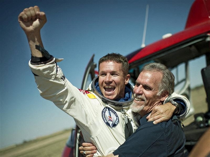 Pilot Felix Baumgartner dari Austria berjalan ke kapsul selama uji terbang berawak pertama untuk Red Bull Stratos di Roswell, New Mexico, AS, 15 Maret 2012 yang diperoleh Reuters pada 17 Juli 2025. (Joerg Mitter/Red Bull Content Pool/Handout via REUTERS)