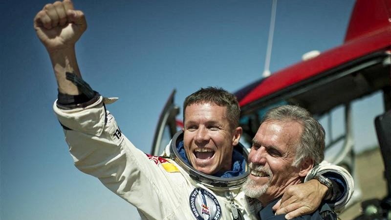 Pilot Felix Baumgartner dari Austria berjalan ke kapsul selama uji terbang berawak pertama untuk Red Bull Stratos di Roswell, New Mexico, AS, 15 Maret 2012 yang diperoleh Reuters pada 17 Juli 2025. (Joerg Mitter/Red Bull Content Pool/Handout via REUTERS)