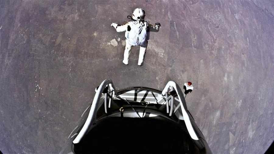 Pilot Felix Baumgartner dari Austria berjalan ke kapsul selama uji terbang berawak pertama untuk Red Bull Stratos di Roswell, New Mexico, AS, 15 Maret 2012 yang diperoleh Reuters pada 17 Juli 2025. (Joerg Mitter/Red Bull Content Pool/Handout via REUTERS)