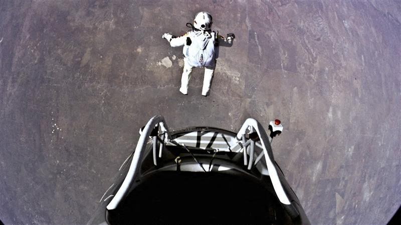 Pilot Felix Baumgartner dari Austria berjalan ke kapsul selama uji terbang berawak pertama untuk Red Bull Stratos di Roswell, New Mexico, AS, 15 Maret 2012 yang diperoleh Reuters pada 17 Juli 2025. (Joerg Mitter/Red Bull Content Pool/Handout via REUTERS)