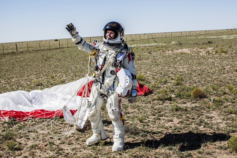 Pilot Felix Baumgartner dari Austria berjalan ke kapsul selama uji terbang berawak pertama untuk Red Bull Stratos di Roswell, New Mexico, AS, 15 Maret 2012 yang diperoleh Reuters pada 17 Juli 2025. (Joerg Mitter/Red Bull Content Pool/Handout via REUTERS)