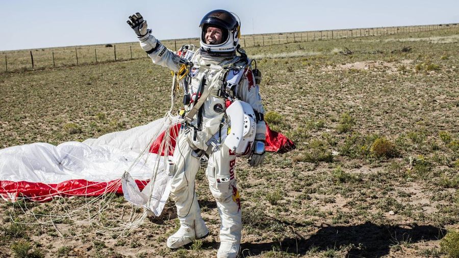 Pilot Felix Baumgartner dari Austria berjalan ke kapsul selama uji terbang berawak pertama untuk Red Bull Stratos di Roswell, New Mexico, AS, 15 Maret 2012 yang diperoleh Reuters pada 17 Juli 2025. (Joerg Mitter/Red Bull Content Pool/Handout via REUTERS)