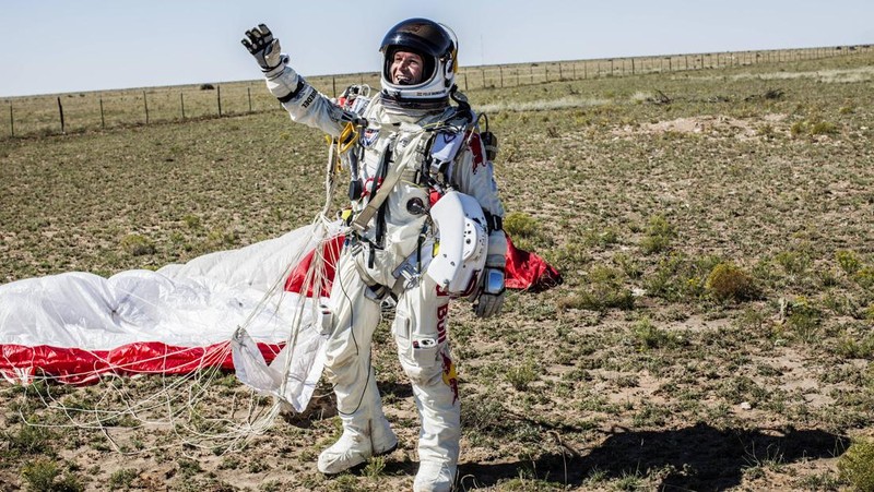 Pilot Felix Baumgartner dari Austria berjalan ke kapsul selama uji terbang berawak pertama untuk Red Bull Stratos di Roswell, New Mexico, AS, 15 Maret 2012 yang diperoleh Reuters pada 17 Juli 2025. (Joerg Mitter/Red Bull Content Pool/Handout via REUTERS)