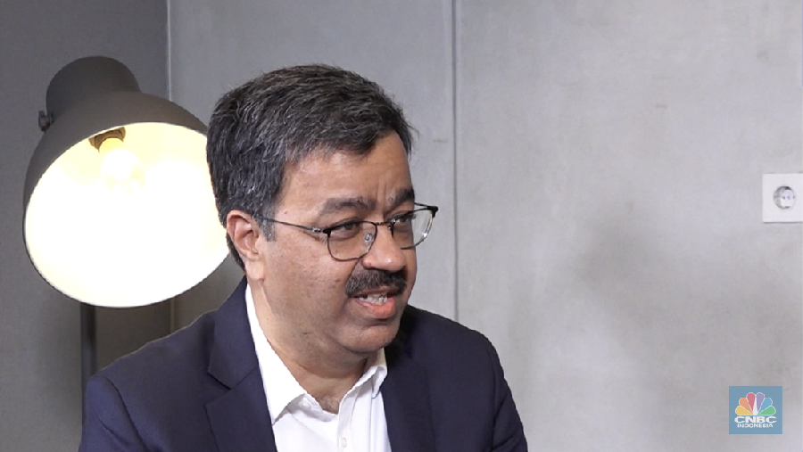 President Director & CEO PT XLSmart Telecom Sejahtera Tbk, Rajeev Sethi menyampaikan paparan dalam program CNBC Indonesia Economic Update. (CNBC Indonesia TV)