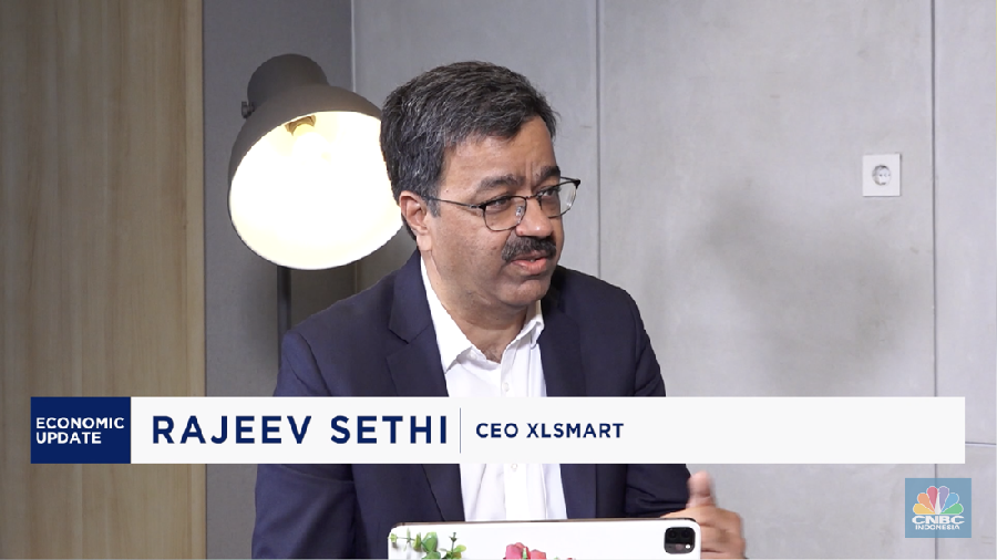 President Director & CEO PT XLSmart Telecom Sejahtera Tbk, Rajeev Sethi menyampaikan paparan dalam program CNBC Indonesia Economic Update. (CNBC Indonesia TV)