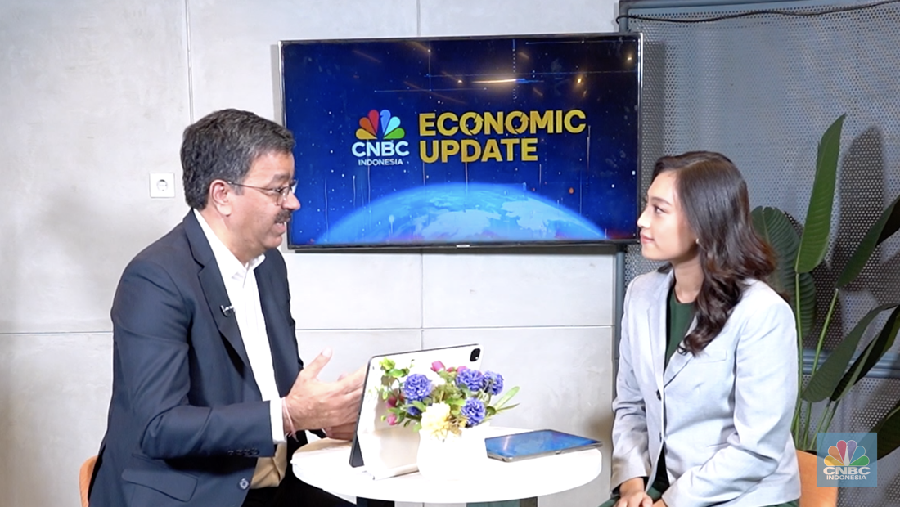 President Director & CEO PT XLSmart Telecom Sejahtera Tbk, Rajeev Sethi menyampaikan paparan dalam program CNBC Indonesia Economic Update. (CNBC Indonesia TV)