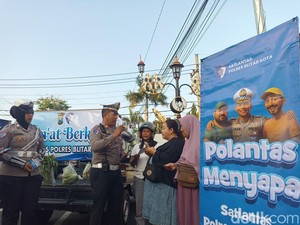 Senangnya Emak-emak Kota Blitar Dapat Sayur Gratis Saat Operasi Patuh