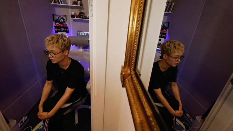 Members of K-pop boy band 1VERSE, including Hyuk and Seok who defected from North Korea, as well as Aito, Nathan and Kenny, perform their new single in front of a camera in Seoul, South Korea, May 21, 2025. REUTERS/Kim Soo-hyeon