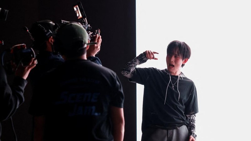 Members of K-pop boy band 1VERSE, including Hyuk and Seok who defected from North Korea, as well as Aito, Nathan and Kenny, perform their new single in front of a camera in Seoul, South Korea, May 21, 2025. REUTERS/Kim Soo-hyeon