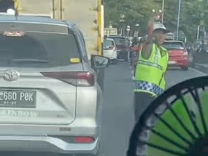 Viral Juru Parkir Lari 5 Km Bantu Ambulans Terjebak Macet di Maros