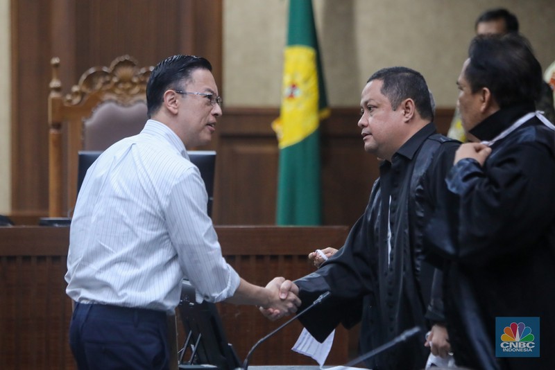 Terdakwa kasus Importasi gula sekaligus Mantan Menteri Perdagangan Thomas Trikasih Lembong atau Tom Lembong melambaikan tangan usai menjalani vonis di Pengadilan Tipikor, Jakarta, Jumat (18/72025). (CNBC Indonesia/Faisal Rahman)