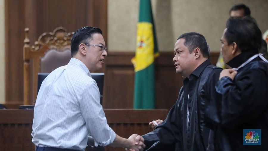 Terdakwa kasus Importasi gula sekaligus Mantan Menteri Perdagangan Thomas Trikasih Lembong atau Tom Lembong melambaikan tangan usai menjalani vonis di Pengadilan Tipikor, Jakarta, Jumat (18/72025). Terdakwa kasus Importasi gula sekaligus Mantan Menteri Perdagangan Thomas Trikasih Lembong atau Tom Lembong melambaikan tangan usai menjalani vonis di Pengadilan Tipikor, Jakarta, Jumat (18/72025). (CNBC Indonesia/Faisal Rahman)