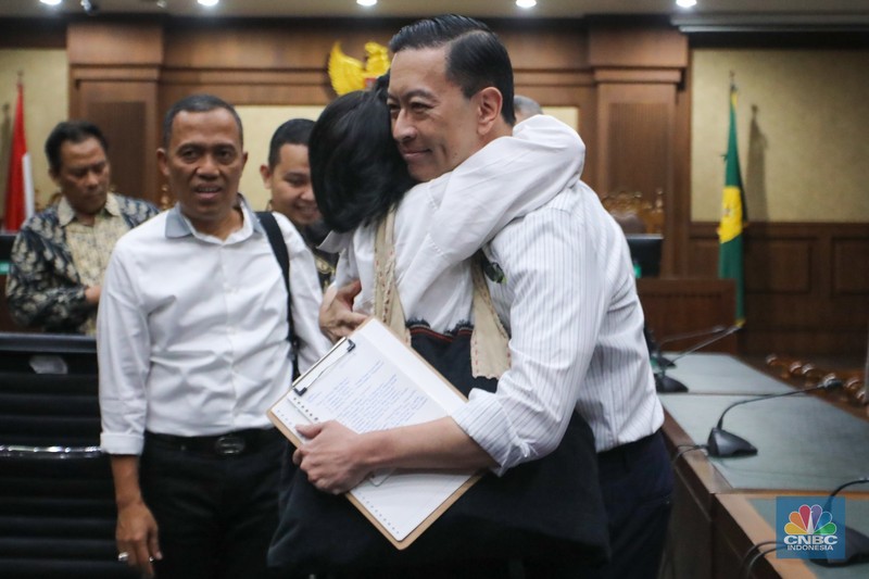 Terdakwa kasus Importasi gula sekaligus Mantan Menteri Perdagangan Thomas Trikasih Lembong atau Tom Lembong melambaikan tangan usai menjalani vonis di Pengadilan Tipikor, Jakarta, Jumat (18/72025). (CNBC Indonesia/Faisal Rahman)