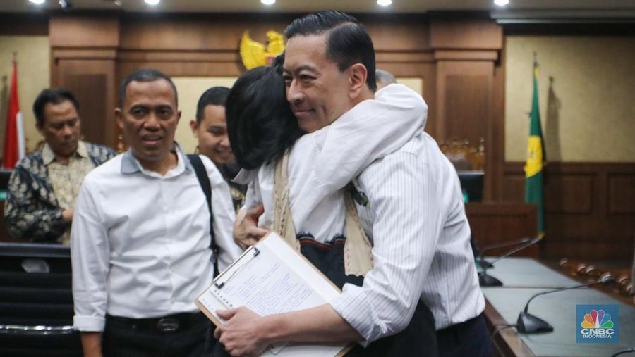 Terdakwa kasus Importasi gula sekaligus Mantan Menteri Perdagangan Thomas Trikasih Lembong atau Tom Lembong melambaikan tangan usai menjalani vonis di Pengadilan Tipikor, Jakarta, Jumat (18/72025). Terdakwa kasus Importasi gula sekaligus Mantan Menteri Perdagangan Thomas Trikasih Lembong atau Tom Lembong melambaikan tangan usai menjalani vonis di Pengadilan Tipikor, Jakarta, Jumat (18/72025). (CNBC Indonesia/Faisal Rahman)
