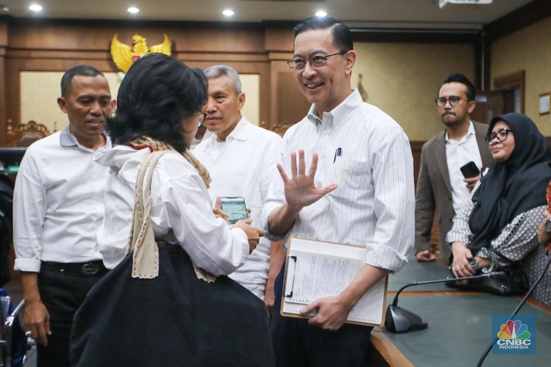 Terdakwa kasus Importasi gula sekaligus Mantan Menteri Perdagangan Thomas Trikasih Lembong atau Tom Lembong melambaikan tangan usai menjalani vonis di Pengadilan Tipikor, Jakarta, Jumat (18/72025). Terdakwa kasus Importasi gula sekaligus Mantan Menteri Perdagangan Thomas Trikasih Lembong atau Tom Lembong melambaikan tangan usai menjalani vonis di Pengadilan Tipikor, Jakarta, Jumat (18/72025). (CNBC Indonesia/Faisal Rahman)