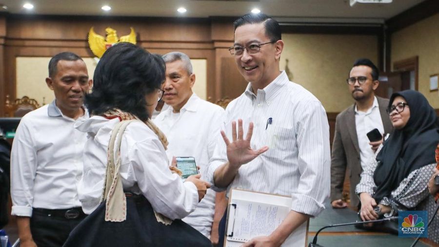 Terdakwa kasus Importasi gula sekaligus Mantan Menteri Perdagangan Thomas Trikasih Lembong atau Tom Lembong melambaikan tangan usai menjalani vonis di Pengadilan Tipikor, Jakarta, Jumat (18/72025). Terdakwa kasus Importasi gula sekaligus Mantan Menteri Perdagangan Thomas Trikasih Lembong atau Tom Lembong melambaikan tangan usai menjalani vonis di Pengadilan Tipikor, Jakarta, Jumat (18/72025). (CNBC Indonesia/Faisal Rahman)