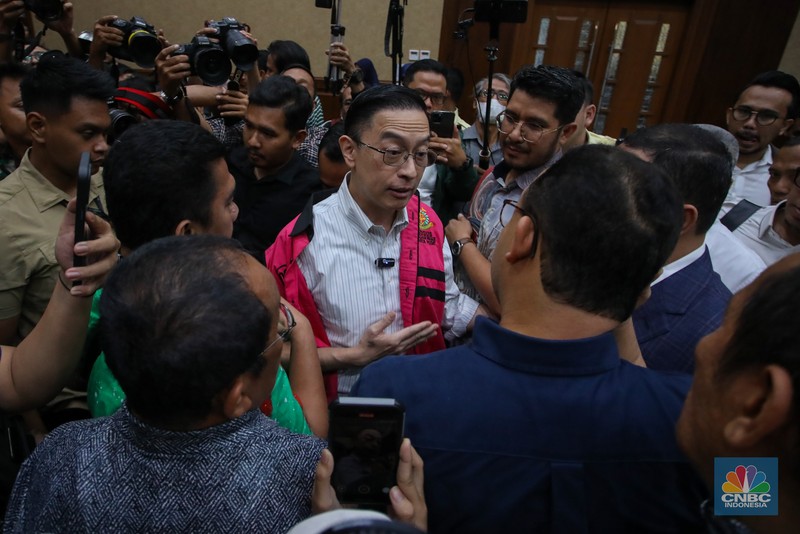 Terdakwa kasus Importasi gula sekaligus Mantan Menteri Perdagangan Thomas Trikasih Lembong atau Tom Lembong melambaikan tangan usai menjalani vonis di Pengadilan Tipikor, Jakarta, Jumat (18/72025). (CNBC Indonesia/Faisal Rahman)