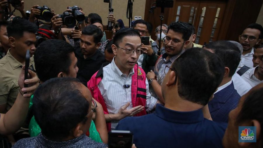 Terdakwa kasus Importasi gula sekaligus Mantan Menteri Perdagangan Thomas Trikasih Lembong atau Tom Lembong melambaikan tangan usai menjalani vonis di Pengadilan Tipikor, Jakarta, Jumat (18/72025). Terdakwa kasus Importasi gula sekaligus Mantan Menteri Perdagangan Thomas Trikasih Lembong atau Tom Lembong melambaikan tangan usai menjalani vonis di Pengadilan Tipikor, Jakarta, Jumat (18/72025). (CNBC Indonesia/Faisal Rahman)