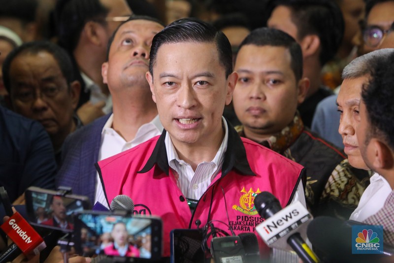 Terdakwa kasus Importasi gula sekaligus Mantan Menteri Perdagangan Thomas Trikasih Lembong atau Tom Lembong melambaikan tangan usai menjalani vonis di Pengadilan Tipikor, Jakarta, Jumat (18/72025). (CNBC Indonesia/Faisal Rahman)