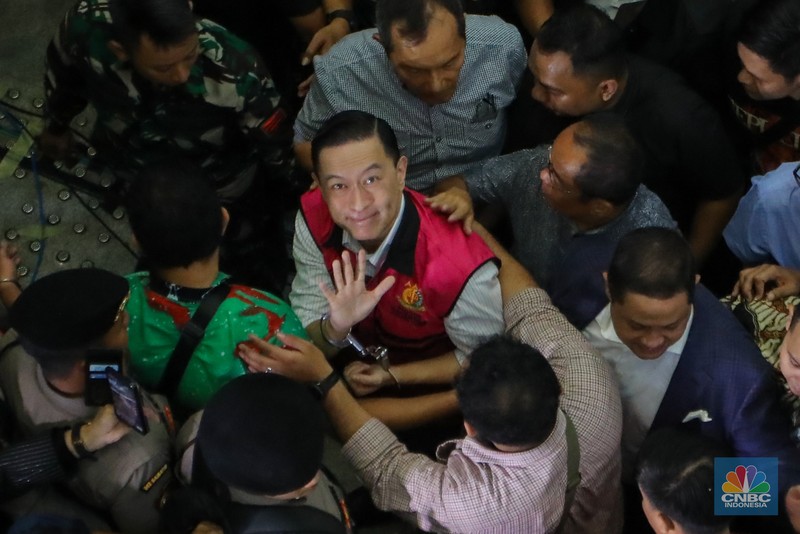 Terdakwa kasus Importasi gula sekaligus Mantan Menteri Perdagangan Thomas Trikasih Lembong atau Tom Lembong melambaikan tangan usai menjalani vonis di Pengadilan Tipikor, Jakarta, Jumat (18/72025). Terdakwa kasus Importasi gula sekaligus Mantan Menteri Perdagangan Thomas Trikasih Lembong atau Tom Lembong melambaikan tangan usai menjalani vonis di Pengadilan Tipikor, Jakarta, Jumat (18/72025). (CNBC Indonesia/Faisal Rahman)