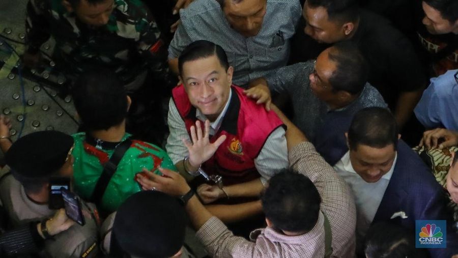 Terdakwa kasus Importasi gula sekaligus Mantan Menteri Perdagangan Thomas Trikasih Lembong atau Tom Lembong melambaikan tangan usai menjalani vonis di Pengadilan Tipikor, Jakarta, Jumat (18/72025). Terdakwa kasus Importasi gula sekaligus Mantan Menteri Perdagangan Thomas Trikasih Lembong atau Tom Lembong melambaikan tangan usai menjalani vonis di Pengadilan Tipikor, Jakarta, Jumat (18/72025). (CNBC Indonesia/Faisal Rahman)