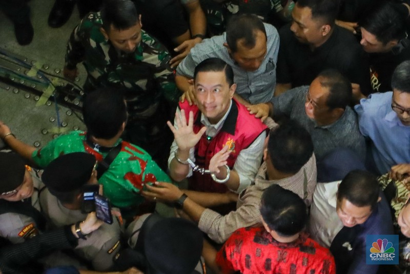 Terdakwa kasus Importasi gula sekaligus Mantan Menteri Perdagangan Thomas Trikasih Lembong atau Tom Lembong melambaikan tangan usai menjalani vonis di Pengadilan Tipikor, Jakarta, Jumat (18/72025). (CNBC Indonesia/Faisal Rahman)