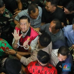 Ekspresi Tom Lembong Usai Divonis Hukuman 4,5 Tahun Penjara
