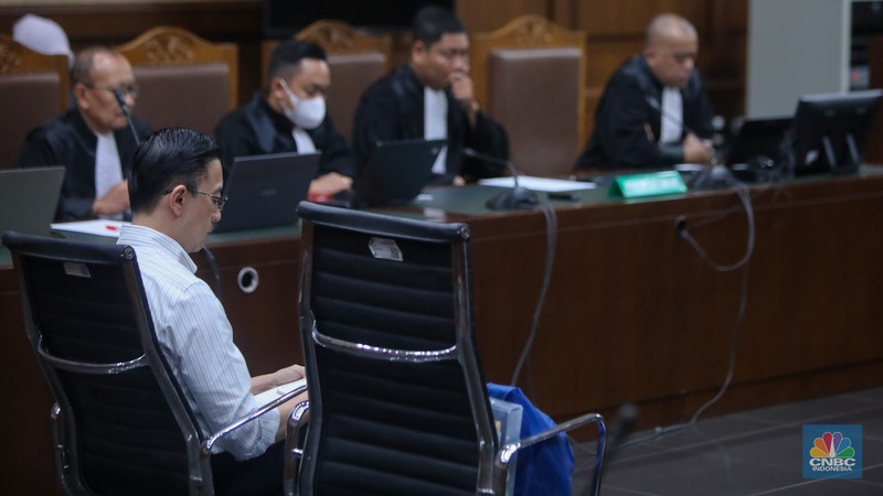 Terdakwa kasus Importasi gula sekaligus Mantan Menteri Perdagangan Thomas Trikasih Lembong atau Tom Lembong melambaikan tangan usai menjalani vonis di Pengadilan Tipikor, Jakarta, Jumat (18/72025). (CNBC Indonesia/Faisal Rahman)
