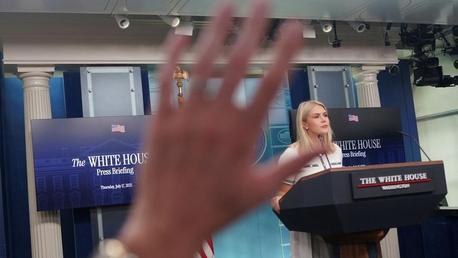  Make-up partially covers the back of the right hand of U.S. President Donald Trump as he speaks to members of the media upon his arrival from Pennsylvania, at Joint Base Andrews, Maryland, U.S., July 15, 2025. In a July 17, 2025 press briefing, U.S. Press Secretary Karoline Leavitt read a statement from his doctor that President Trump has a chronic venous insufficiency