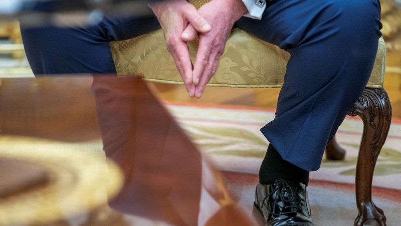 FILE PHOTO: Make-up partially covers the back of the right hand of U.S. President Donald Trump as he speaks to members of the media upon his arrival from Pennsylvania, at Joint Base Andrews, Maryland, U.S., July 15, 2025. In a July 17, 2025 press briefing, U.S. Press Secretary Karoline Leavitt read a statement from his doctor that President Trump has a chronic venous insufficiency
